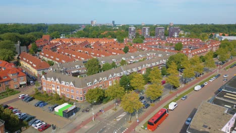 Drone-Avanza-Sobre-Vogelbuurt-En-El-Moderno-Barrio-Aburguesado-De-Amsterdam-Noord