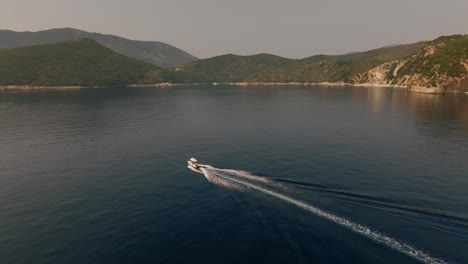 Eine-Filmische-Luftaufnahme-Eines-Bootes-Rund-Um-Die-Insel-Ithaka-In-Griechenland
