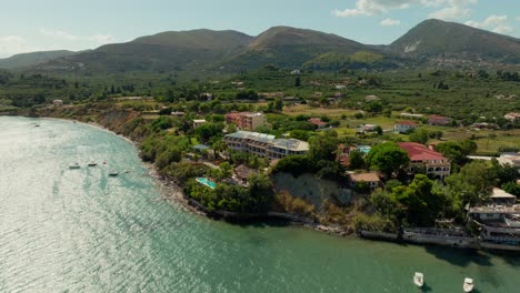 Eine-Filmische-Luftaufnahme-Eines-Resorts-Auf-Der-Insel-Kefalonia-In-Griechenland