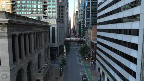 Train-crossing-on-elevated-train-tracks-in-downtown-Chicago,-Illinois