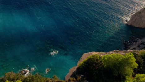 Eine-Filmische-Luftaufnahme-Einer-Klippe-Auf-Der-Insel-Zakynthos-In-Griechenland