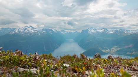Blick-Auf-Eine-Wunderschöne-Norwegische-Landschaft-Mit-Fjord-Und-Bergen-Vom-Ansokhornet-Bei-Sunnmøre-Aus-Gesehen