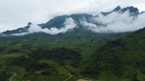 Vegetación-Y-Niebla-Sobre-Los-Picos-De-Las-Montañas,-Can-Ty,-Distrito-De-Quan-Ba,-Vietnam