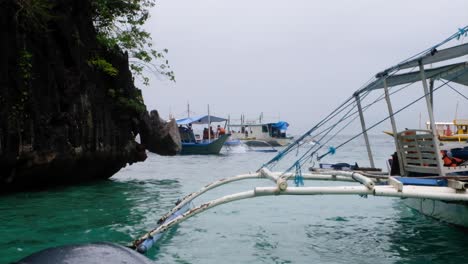 Auslegertourboot-Mit-Touristen,-Die-Auf-Einer-Inselhüpftour-In-Palawan,-Philippinen,-An-Einem-Beliebten-Touristenziel-Ankommen
