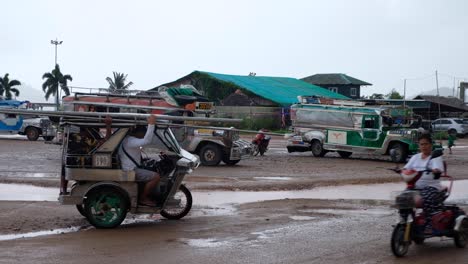Philippinische-Dreiradtaxis-Und-Bustransport-Während-Der-Regenzeit-An-Einem-Nassen-Und-Regnerischen-Tag-In-Coron,-Palawan,-Philippinen