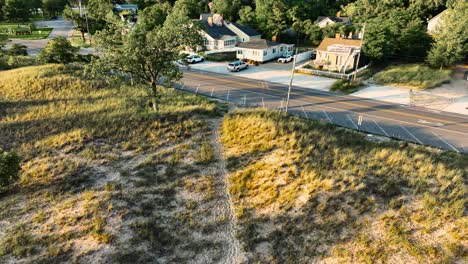Drohne-Bewegt-Sich-über-Häusern-Am-Sandstrand-In-Position