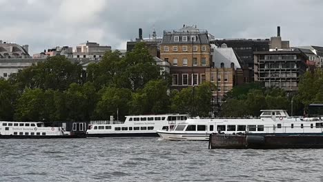 Boat-sailing-past-the-Golden-Jubilee-on-the-Thames,-London,-United-Kingdom