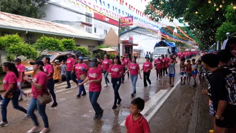 Multitudes-Filipinas-De-Personas-Vestidas-Con-Colores-Brillantes,-Cantando-Y-Bailando-Durante-Las-Celebraciones-Del-Festival-De-Bodas-Pintados-En-Coron-Town,-Palawan,-Filipinas,-Sudeste-De-Asia