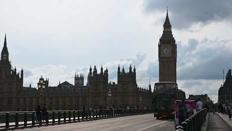 BigBus-going-past-the-House-of-Parliament-and-Big-Ben,-London,-United-Kingdom