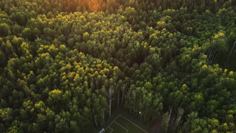 Luftaufnahme-über-Dem-Fußballplatz-Im-Wald,-Sommersonnenuntergang-In-Moskau,-Russland