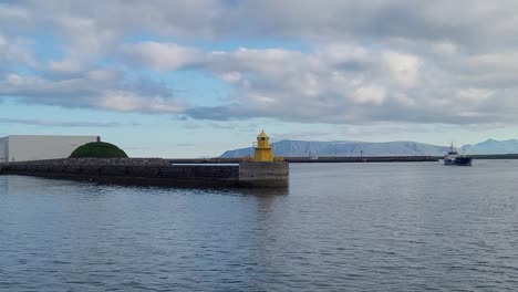 Einer-Der-Gelben-Leuchttürme-Im-Hafen-Der-Stadt-Reykjavík