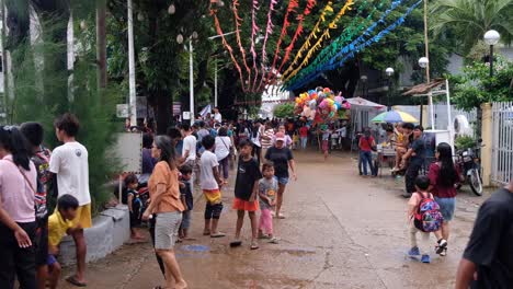 Multitudes-De-Filipinos-Durante-Las-Celebraciones-Del-Festival-De-Bodas-Pintados-En-La-Ciudad-De-Coron,-Palawan,-Filipinas,-El-Sudeste-De-Asia