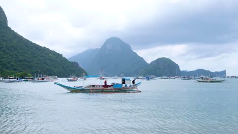 Traditional-outrigger-tour-and-fishing-boat-in-the-popular-tourism-destination-of-El-Nido-in-Palawan,-Philippines