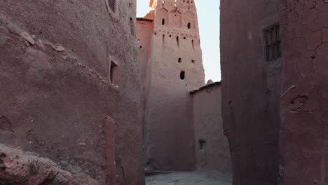 Vista-De-Calles-Y-Edificios-De-Barro-En-La-Fortaleza-De-Ait-Ben-Haddou-En-Marruecos.