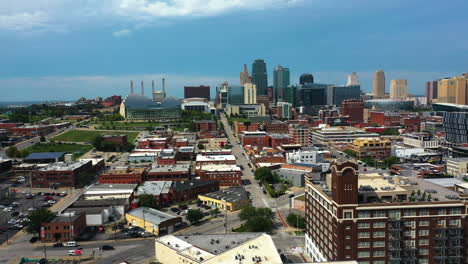 Aerial-tracking-shot-of-the-Kansas-city-cityscape,-sunny-day-in-Missouri,-USA