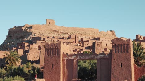 Close-view-of-traditional-mud-buildings-and-palm-trees-in-Ait-Ben-Haddou,-Morocco