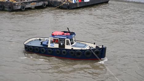 Small-boat,-River-Thames,-London,-United-Kingtom