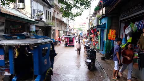 Menschen-Beim-Einkaufen-An-Den-Marktständen-Und-Geschäften-In-Coron-Town-In-Palawan,-Philippinen,-Südostasien