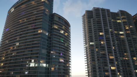Luftneigung,-Nahaufnahme-Einer-Luxuriösen,-Modernen-Wolkenkratzerwohnung-In-Der-Innenstadt-Von-Miami,-Florida