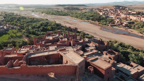 Vista-De-La-Fortaleza-De-Ait-Ben-Haddou-Y-El-Paisaje-Circundante-En-Marruecos