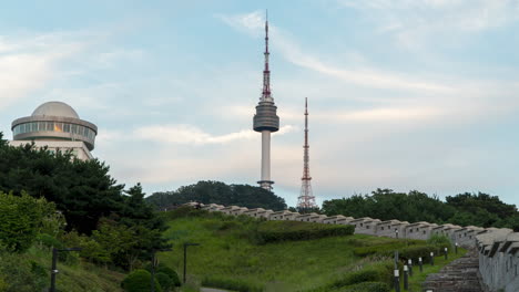 Namsan-Seoul-Tower-Burgmauer-Im-Sommer,-Menschen,-Die-Bei-Sonnenuntergang-Im-Namsan-Park-Spazieren-Gehen,-Südkorea