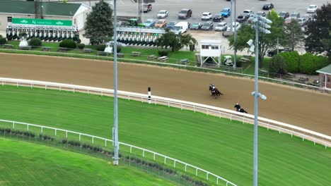 Horse-races-at-Kentucky-derby-track,-Churchill-Downs