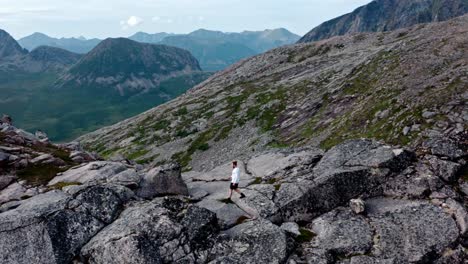 Männlicher-Wanderer,-Der-Auf-Dem-Höchsten-Punkt-Des-Berggipfels-Von-Salberget-In-Norwegen-Spaziert