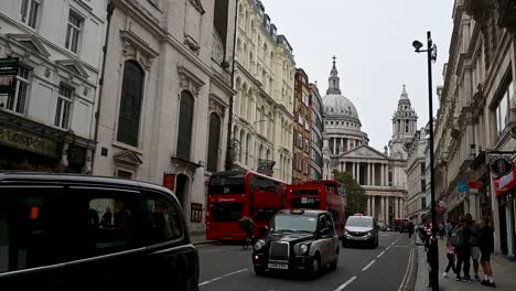 Traffic-past-St-Paul's-Cathedral.-London,-United-Kingdom
