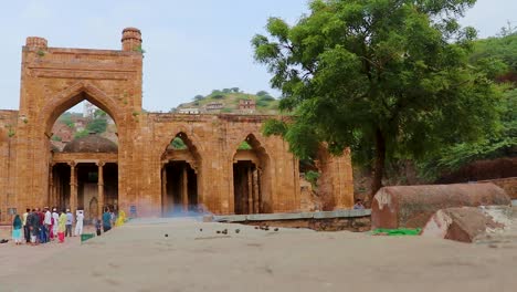 Alte-Große-Moschee-Namens-Adhai-Din-Ka-Jhonpra-Vintage-Architektur-Am-Tag-Aus-Einem-Anderen-Blickwinkel.-Das-Video-Wurde-Am-19.-August-2023-In-Adhai-Din-Ka-Jhonpra-In-Ajmer,-Rajasthan,-Indien,-Aufgenommen