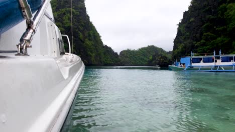 Blick-Auf-Das-Ausflugsboot-Und-Das-Türkisfarbene-Meerwasser-In-Der-Lagune-Mit-Atemberaubenden-Tropischen-Inseln-In-Palawan,-Philippinen,-Südostasien
