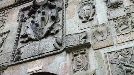 Stone-Coats-Of-Arms-On-The-Facade-Of-Pretorio-Palace-At-Via-dei-Pileati-In-Tuscany,-Italy