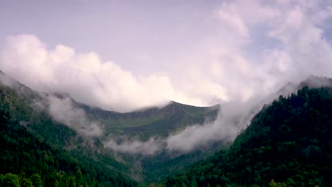 Timelapse-En-Los-Alpes-Con-Vista-Entre-Dos-Montañas-Y-La-Niebla-Matutina-Entre-Las-Montañas
