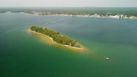 Vista-Aérea-De-La-Isla-Refugio,-Lago-Hurón,-Hessel,-Michigan