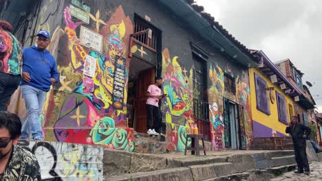 Mode-Moderne-Einheimische-Aus-Bogota-Posieren-In-Einer-Farbenfrohen,-Mit-Graffiti-Verzierten-Straße
