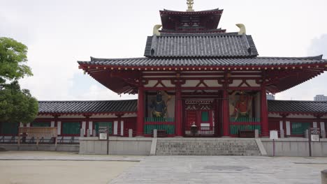 Shitennoji-Shrine-in-Osaka,-Entrance-Establishing-Shot