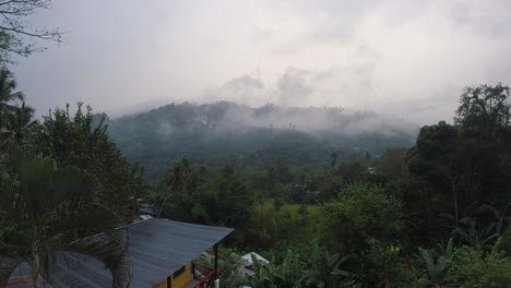 Nube-De-Lapso-De-Tiempo,-Niebla-A-La-Deriva-A-Través-Del-Pueblo-De-La-Selva-Montañosa,-Guatemala