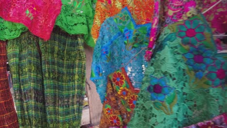 Schwenk-über-Farbenfrohe-Spitzenkleidung-Auf-Dem-Zentralamerikanischen-Straßenmarkt