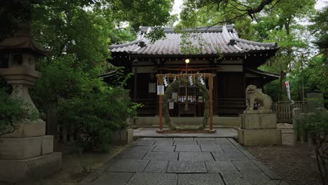 Friedliche,-Versteckte-Japanische-Tempelanlage