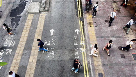 Zeitlupenansicht-Von-Oben-Nach-Unten-Von-Fußgängern,-Die-Tagsüber-Eine-Kleine-Straße-In-Hongkong-überqueren