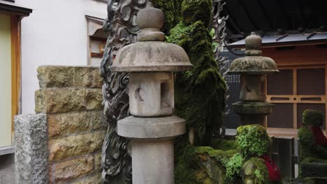 Hermoso-Templo-Hozen-ji-En-Osaka,-Estatua-Cubierta-De-Musgo-En-Callejones-De-Japón