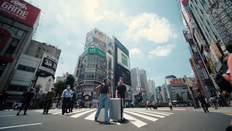 Gente-Caminando-En-El-Cruce-De-Shibuya