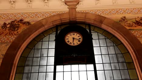 Big-analog-clock-in-hall-of-Sao-Bento-railway-station-at-night,-Porto