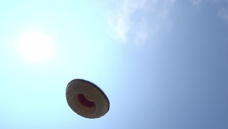 Un-Sombrero-Cónico-De-Ala-Ancha-O-Sombrero-Zapata-Volador