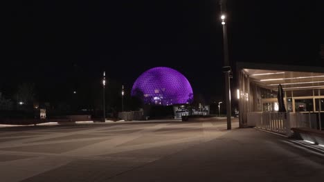 Una-Toma-Amplia-Del-Parque-Jean-Drapeau-Con-La-Biosfera-Iluminada-De-Color-Púrpura-Por-La-Noche-En-Montreal,-Quebec.
