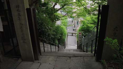 Templo-Escondido-Y-Escalera-De-Piedra-En-La-Ciudad-De-Japón.