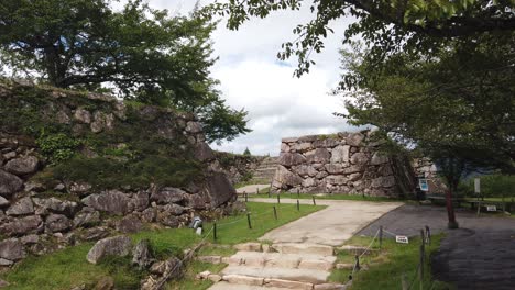 Ruinas-Del-Castillo-De-Takeda-En-Japón,-Exuberante-Camino-Entre-Los-Antiguos-Cimientos-De-La-Fortaleza