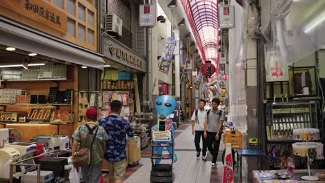 Anuncio-De-Robot-Viaja-Por-La-Galería-Comercial-De-Osaka-En-Japón.