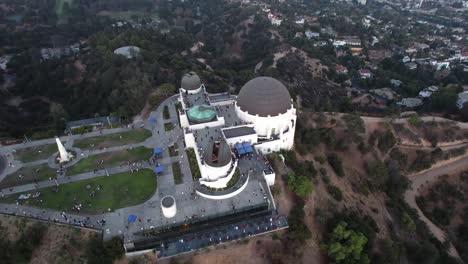 Aerial-tilt-shot-rising-in-front-of-the-Griffith-Observatory,-in-Los-Angeles,-USA