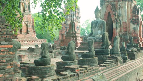 Estatuas-Budistas-Tailandesas-En-Los-Templos-Históricos-De-Ayutthaya-En-Tailandia