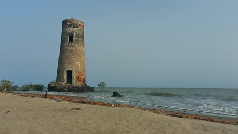 Turm-Eines-Kleinen-Zerstörten-Leuchtturms-Am-Strand